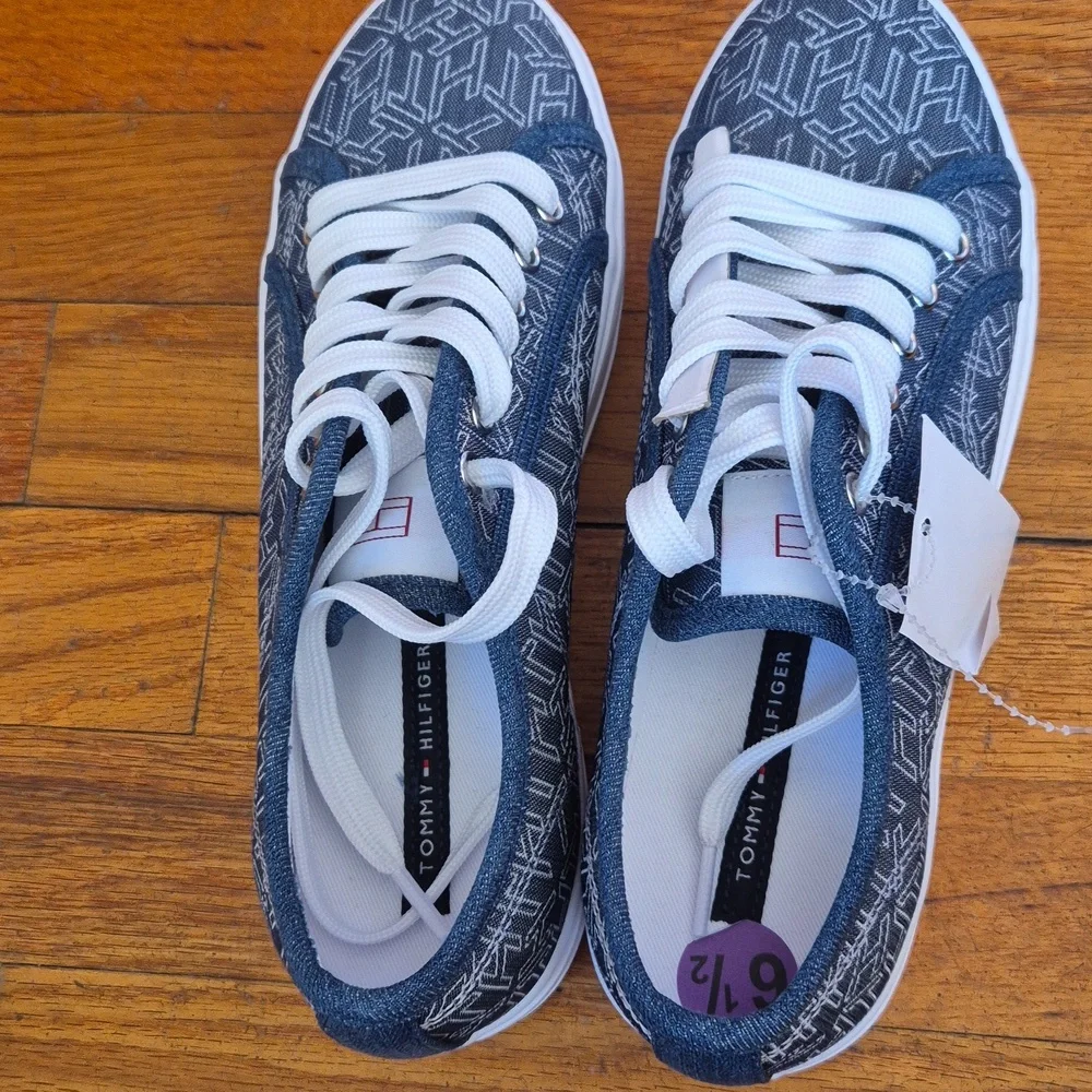 Tommy Hilfiger Womens Sneakers, size 6,5 NWOB - Picture 9 of 14
